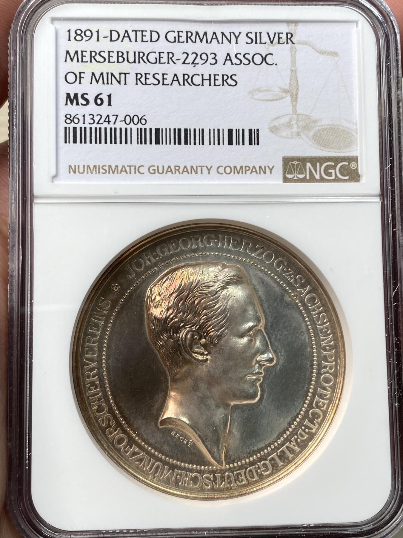 万国钱币拍卖第058期（万国新年大拍） NGC MS61 1891年德国德累斯顿硬币研究协会纪念大银章 会长萨克森公爵约翰·乔治侧相 德累斯顿钱币协会建筑景观 金彩裹身镜面精铸极其漂亮 42.55MM 27.07G