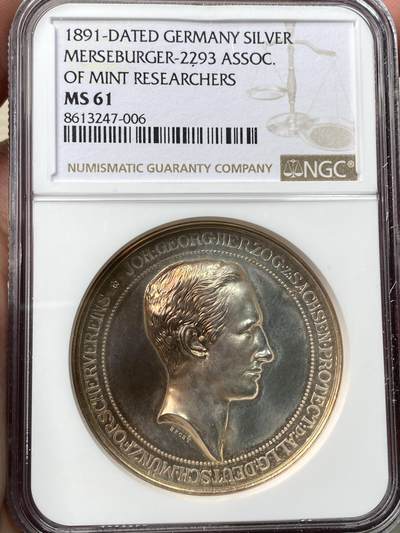 万国钱币拍卖第058期（万国新年大拍） - NGC MS61 1891年德国德累斯顿硬币研究协会纪念大银章 会长萨克森公爵约翰·乔治侧相 德累斯顿钱币协会建筑景观 金彩裹身镜面精铸极其漂亮 42.55MM 27.07G