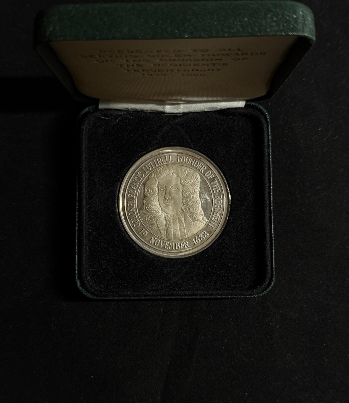 欢庆元旦！戎马世界章牌大赏第109期元旦大拍 英国陆军绿色霍华德团成立300周年纪念章，银制，重37g