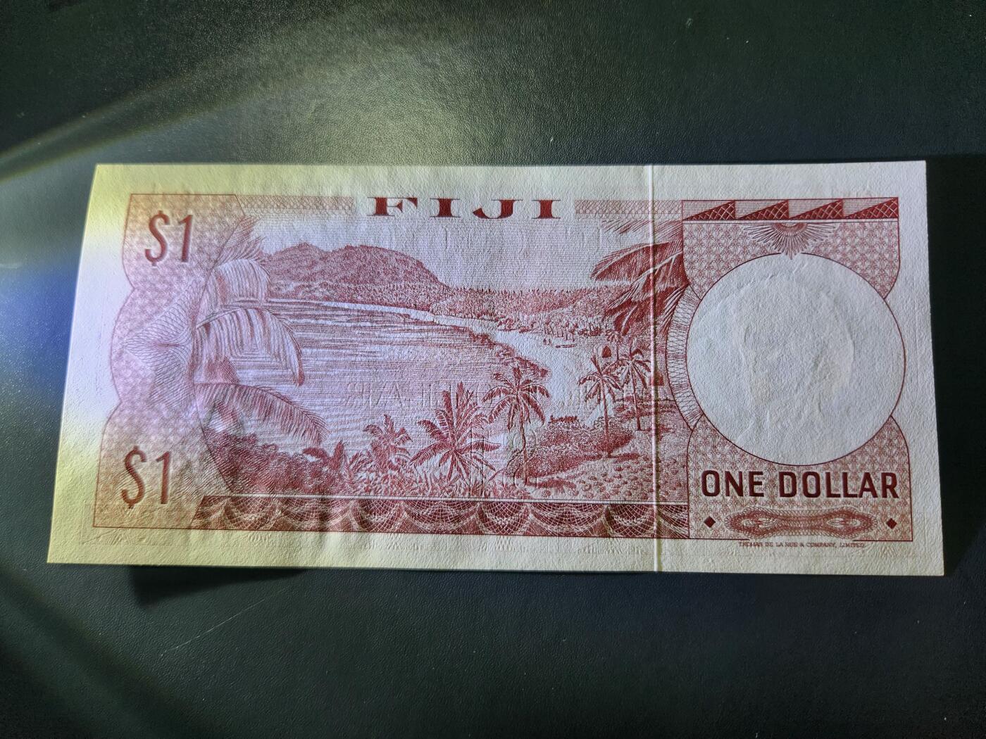 12月21号晚上8点 外国纸币自动截拍第75场 东加勒比1元新品 B1冠