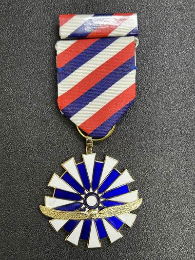 西秦中古拍卖第七十期 - 民国空军鹏举奖章 带勋略 退台后版本