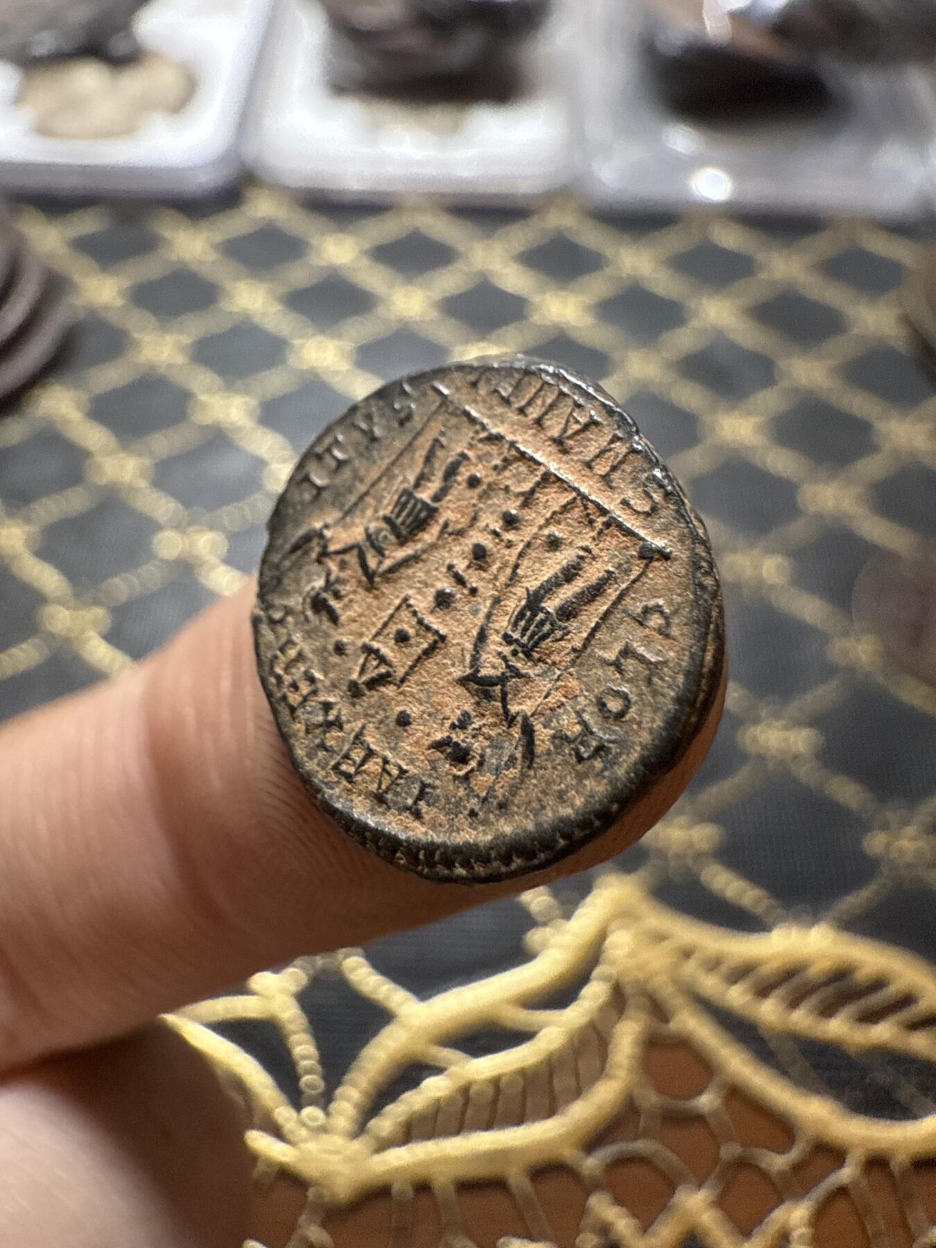 南宋泉阁俄币 外币 国币 专场第二十期 【送拍无额外佣金】 古罗马 公元337-340年 君士坦丁二世 士兵守护军旗铜币 背逆 个头偏大 细节还不错 好品