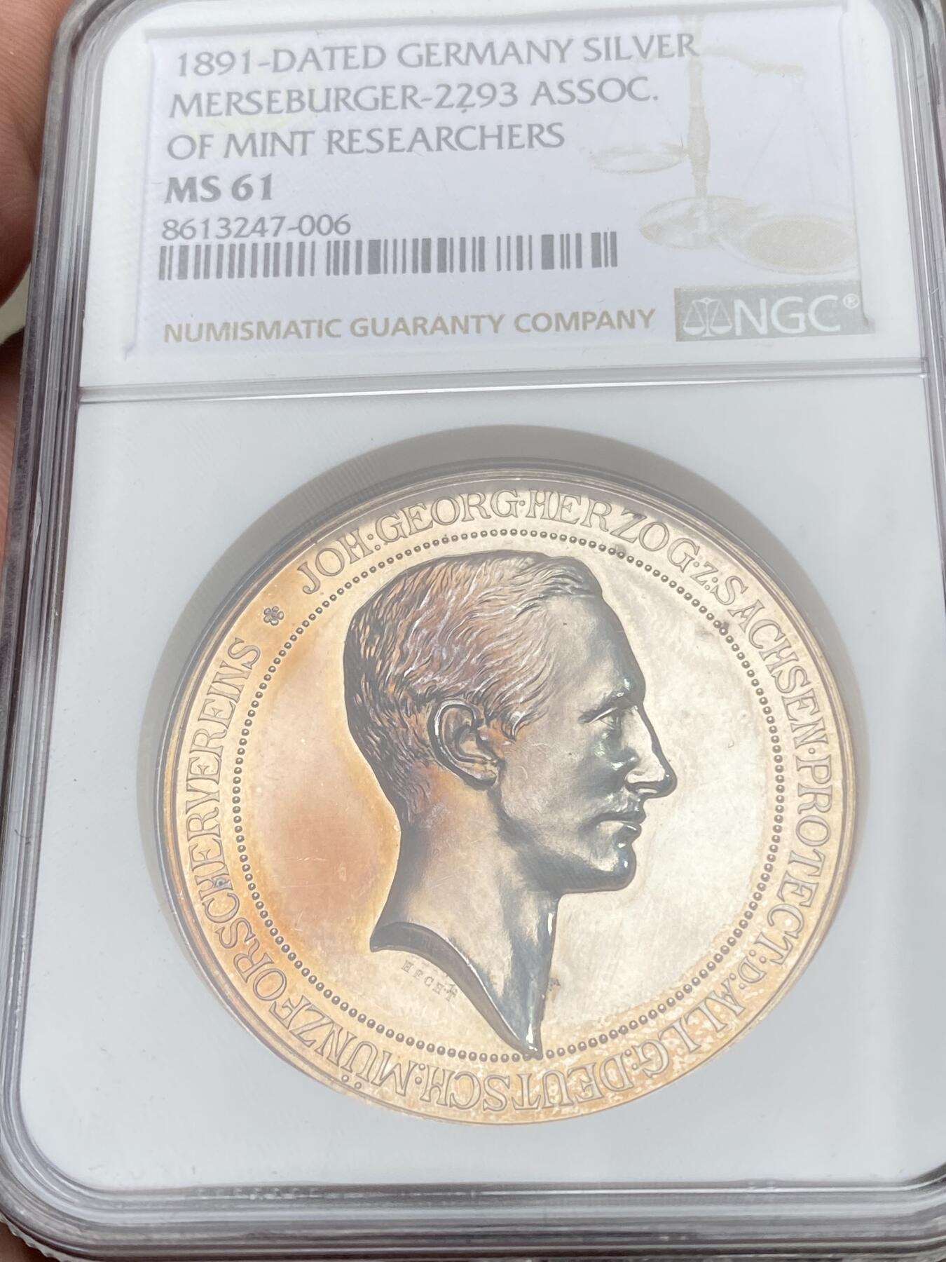 万国钱币拍卖第058期（万国新年大拍） NGC MS61 1891年德国德累斯顿硬币研究协会纪念大银章 会长萨克森公爵约翰·乔治侧相 德累斯顿钱币协会建筑景观 金彩裹身镜面精铸极其漂亮 42.55MM 27.07G