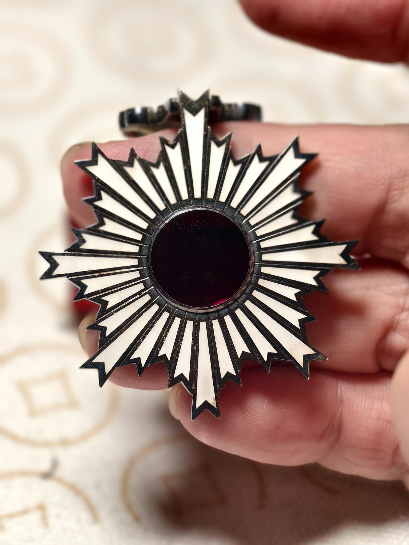 抚柳草堂-第三期章牌钱币 奖章勋章限时免佣 满百包邮 放漏专场 勋六等单光旭日章 二战时期版本 银质35.3g原盒带杯绶品相如图