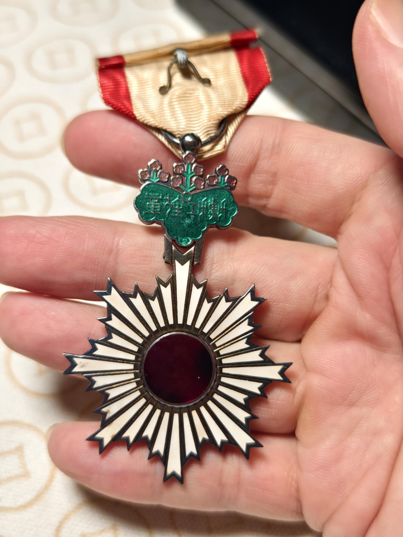 抚柳草堂-第三期章牌钱币 奖章勋章限时免佣 满百包邮 放漏专场 勋六等单光旭日章 二战时期版本 银质35.3g原盒带杯绶品相如图