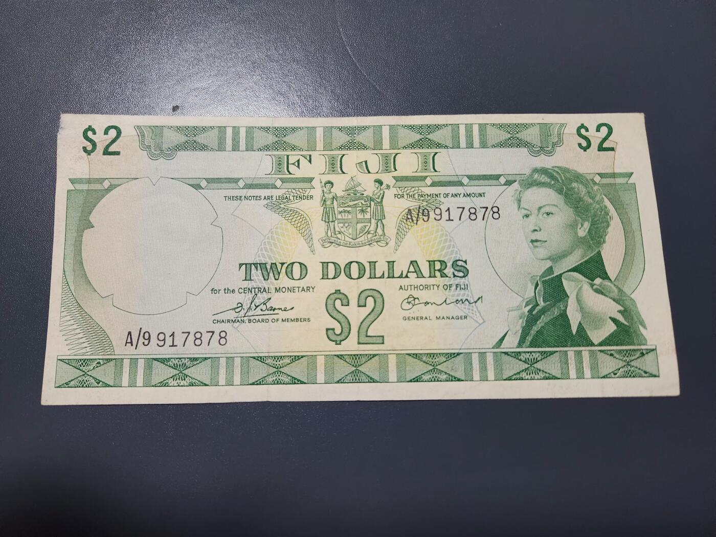 12月21号晚上8点 外国纸币自动截拍第75场 东加勒比2元美品A9签名不同