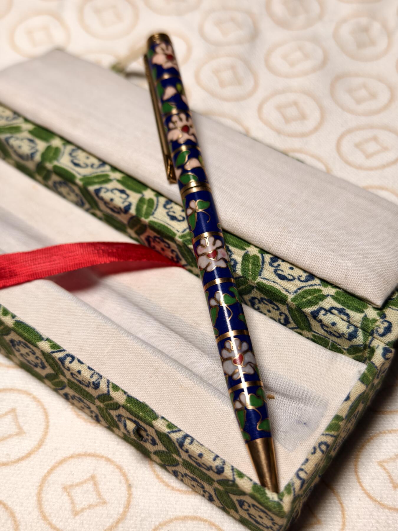 抚柳草堂-第三期章牌钱币 奖章勋章限时免佣 满百包邮 放漏专场 八十年代创汇时期景泰蓝老板笔 原盒好品少见花色 铜胎镀金掐丝珐琅纯手工工艺 笔芯已更换 可以正常书写