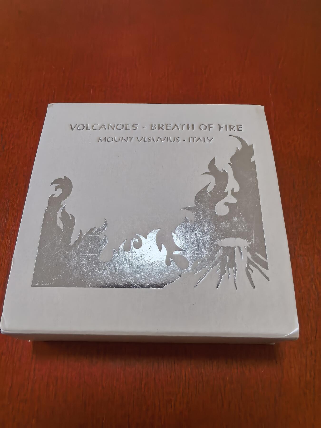 长老汇蛇年精选第八十五场拍卖 2013斐济火山之火系列之俄罗斯克罗诺斯基火山10元精制火山石填充银币，20克999银，盒证全，999枚