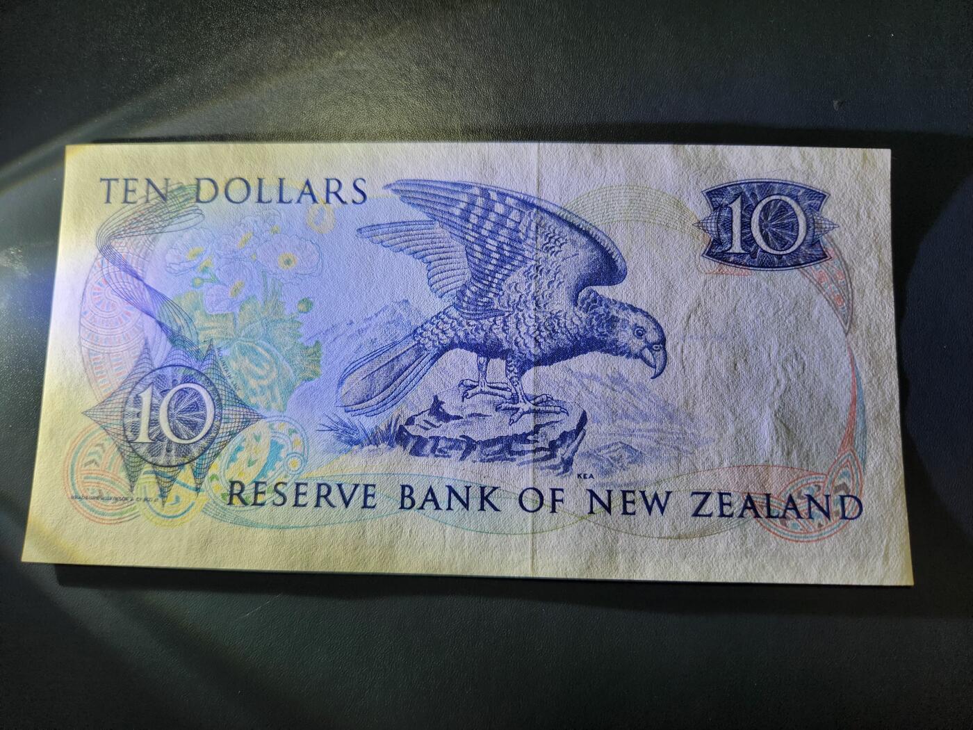 12月21号晚上8点 外国纸币自动截拍第75场 新西兰1985年版10元 ST签名 近新 签名稀少