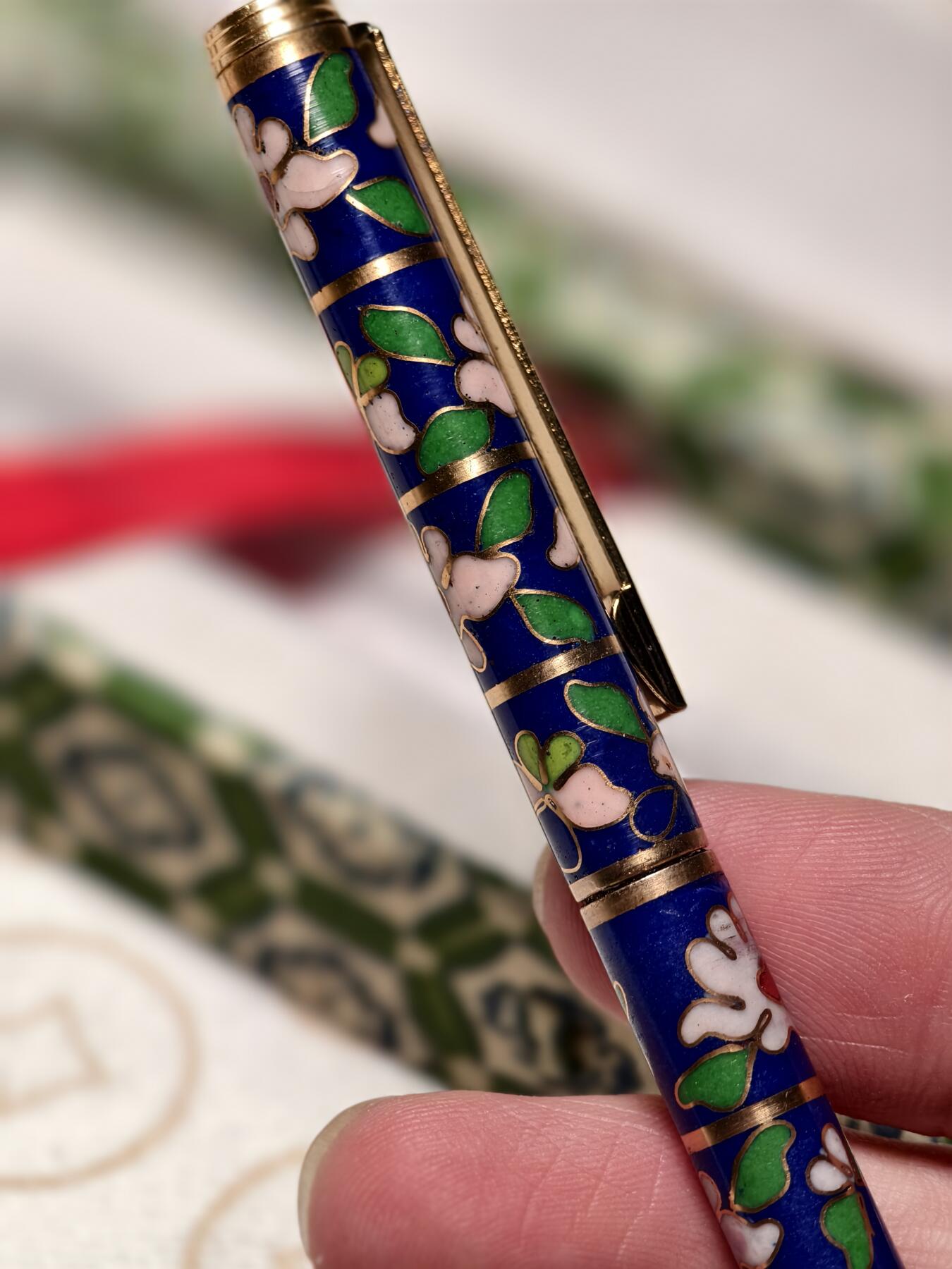 抚柳草堂-第三期章牌钱币 奖章勋章限时免佣 满百包邮 放漏专场 八十年代创汇时期景泰蓝老板笔 原盒好品少见花色 铜胎镀金掐丝珐琅纯手工工艺 笔芯已更换 可以正常书写