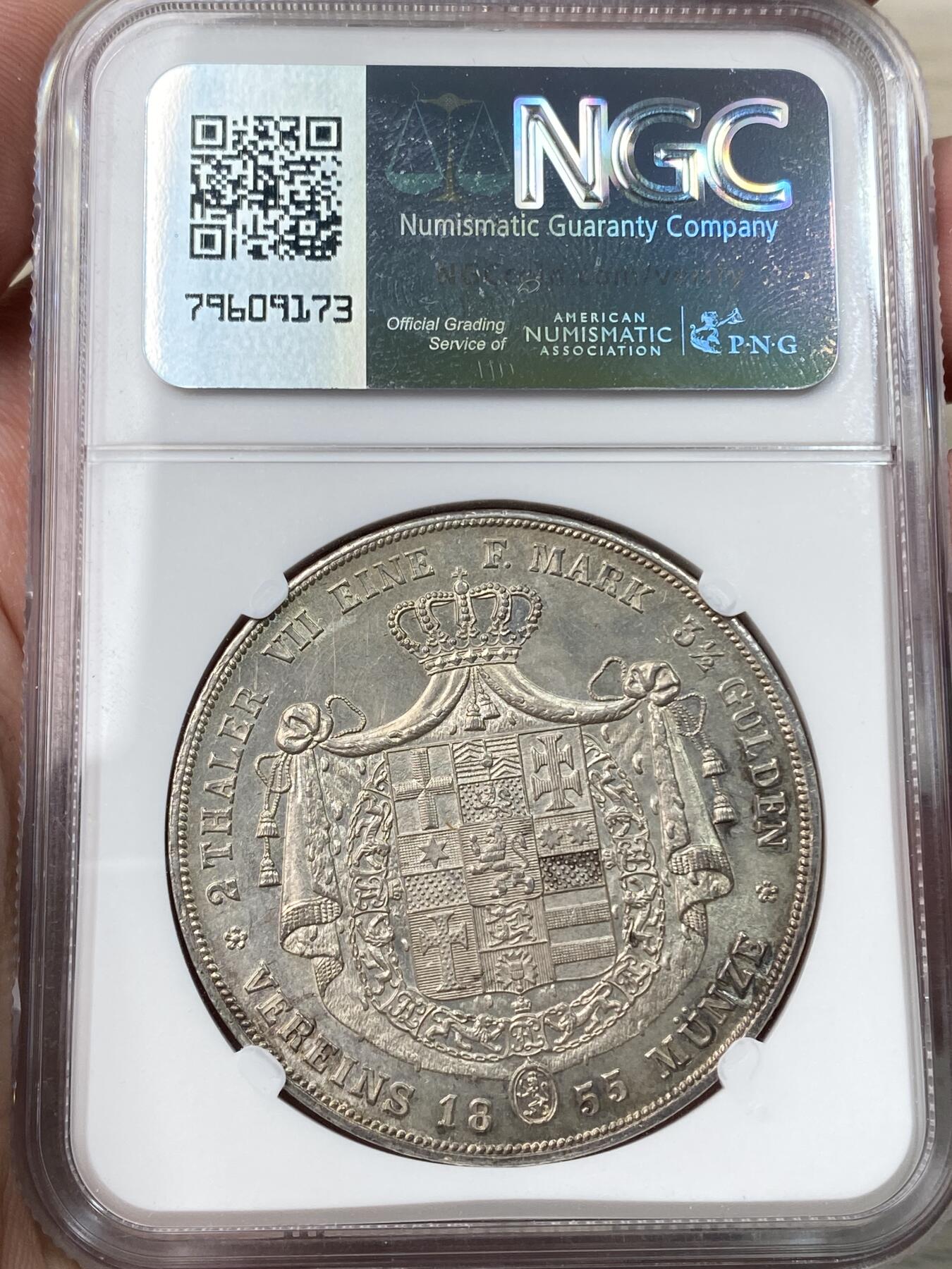 万国钱币拍卖第058期（万国新年大拍） NGC MS62 1855年德国黑森-卡塞尔选侯国威廉一世CP大窗帘流通2泰勒 好品难度极大的德系小邦品种 NGC唯二冠军分 全深打纹章细节纤毫毕现 原味青灰包浆转光底板