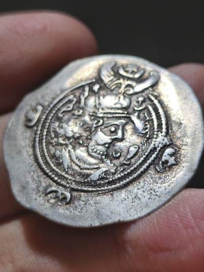 美品 萨珊王朝 库斯老二世 一德拉克马银币 少见流动厂（行军厂）打制，纪年23，此厂较一般厂数量少见，币坯偏厚