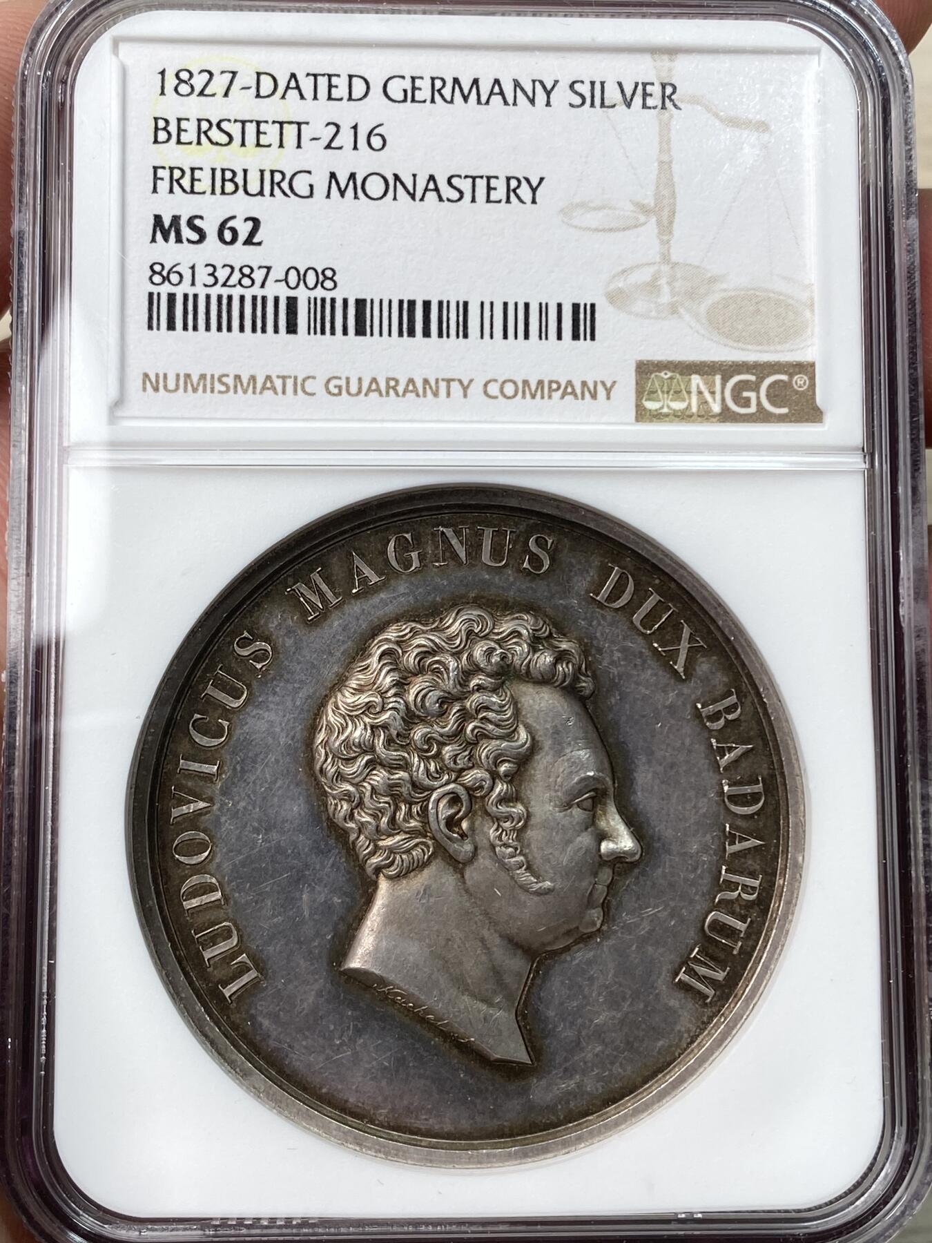 万国钱币拍卖第058期（万国新年大拍） NGC MS62 1827年德国巴登大公国杜拉赫路德维希纪念美因茨大主教区迁移至弗莱堡纪念大银章 44.24MM 43.74G 德章重型名誉品种 RR级别顶级珍品 仅发行62枚存世更罕 1821年教皇国利奥十二世与巴登等谈判 1827年康斯坦茨主教区被废除并迁移至弗莱堡作为大主教区所在地 属上莱茵教区省 弗莱堡大教堂雄伟壮观通体高浮雕镜面精铸玫瑰淡彩 极其稀少的顶级收藏品