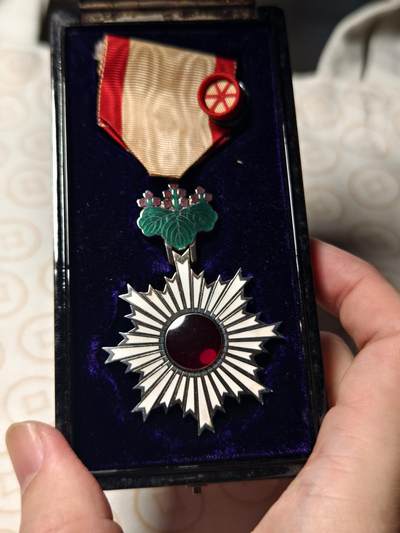 抚柳草堂-第三期章牌钱币 奖章勋章限时免佣 满百包邮 放漏专场 - 勋六等单光旭日章 二战时期版本 银质35.3g原盒带杯绶品相如图