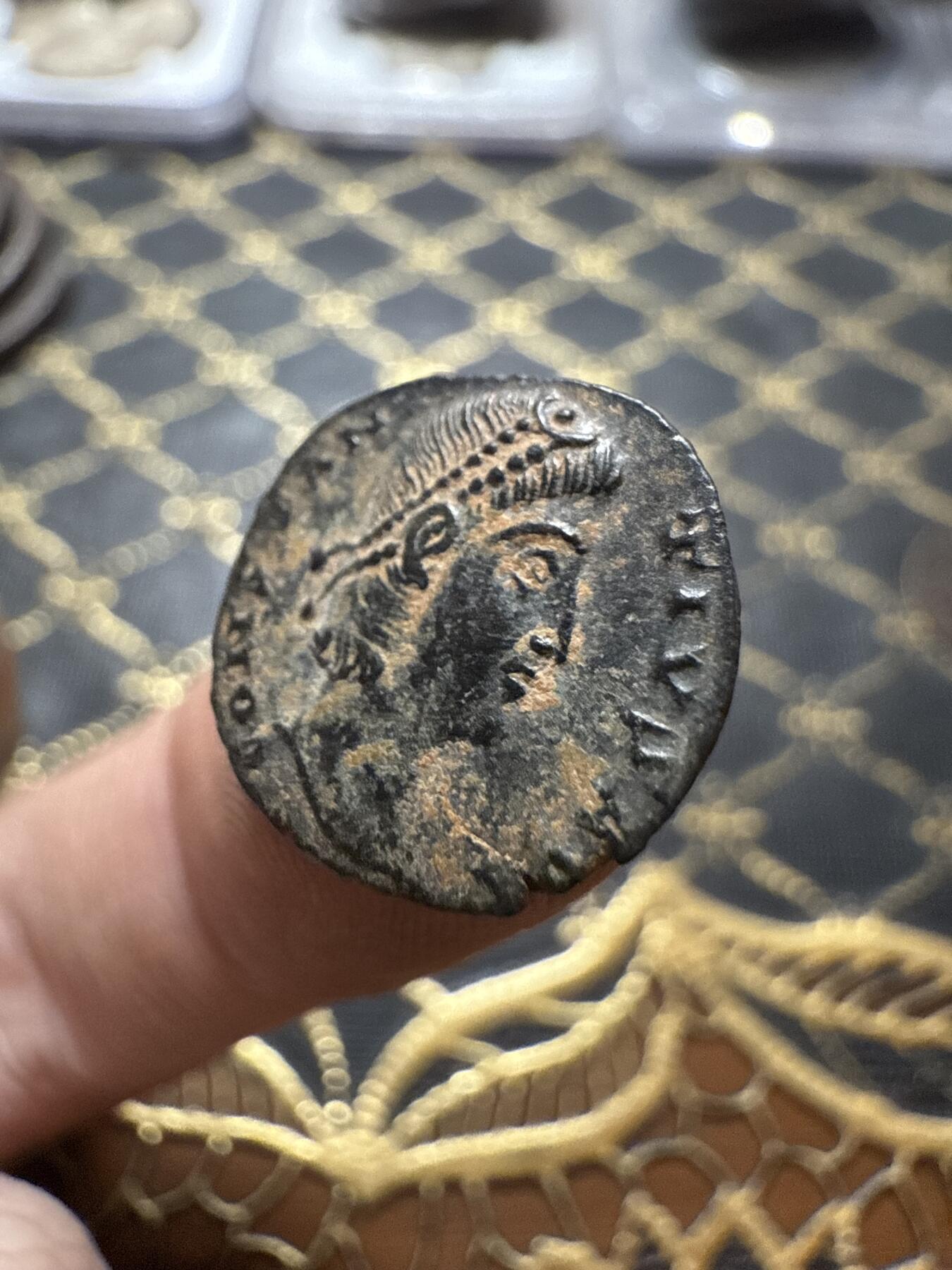 南宋泉阁俄币 外币 国币 专场第二十期 【送拍无额外佣金】 古罗马 公元337-340年 君士坦丁二世 士兵守护军旗铜币 背逆 个头偏大 细节还不错 好品