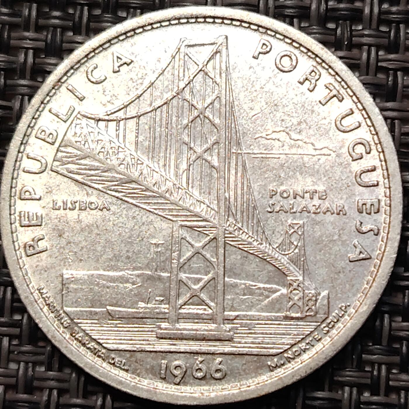 布加迪🐬～世界钱币(上海)🌾第 267 期 /  各国套币和散币 葡萄牙🇵🇹 1966年 20埃斯库多银币 萨拉查大桥建成纪念 10g/30mm