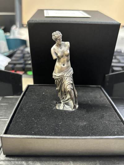 第185期拍卖 - 喀麦隆2022年世界雕塑系列1断臂的维纳斯仿古银币，925银，90克，发行199枚