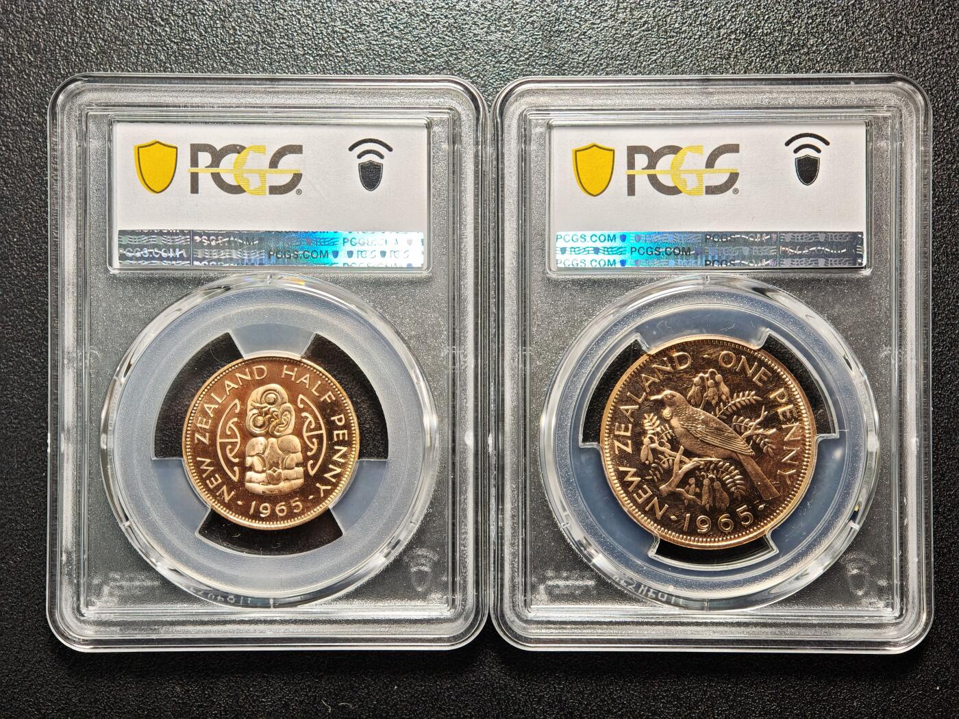【德藏】世界币章拍卖第158期（拍品征集中~欢迎藏友联系） 1965年 新西兰套币 PCGS SP65～67 品相极佳 其中半便士、1便士，五彩淡包浆极其漂亮