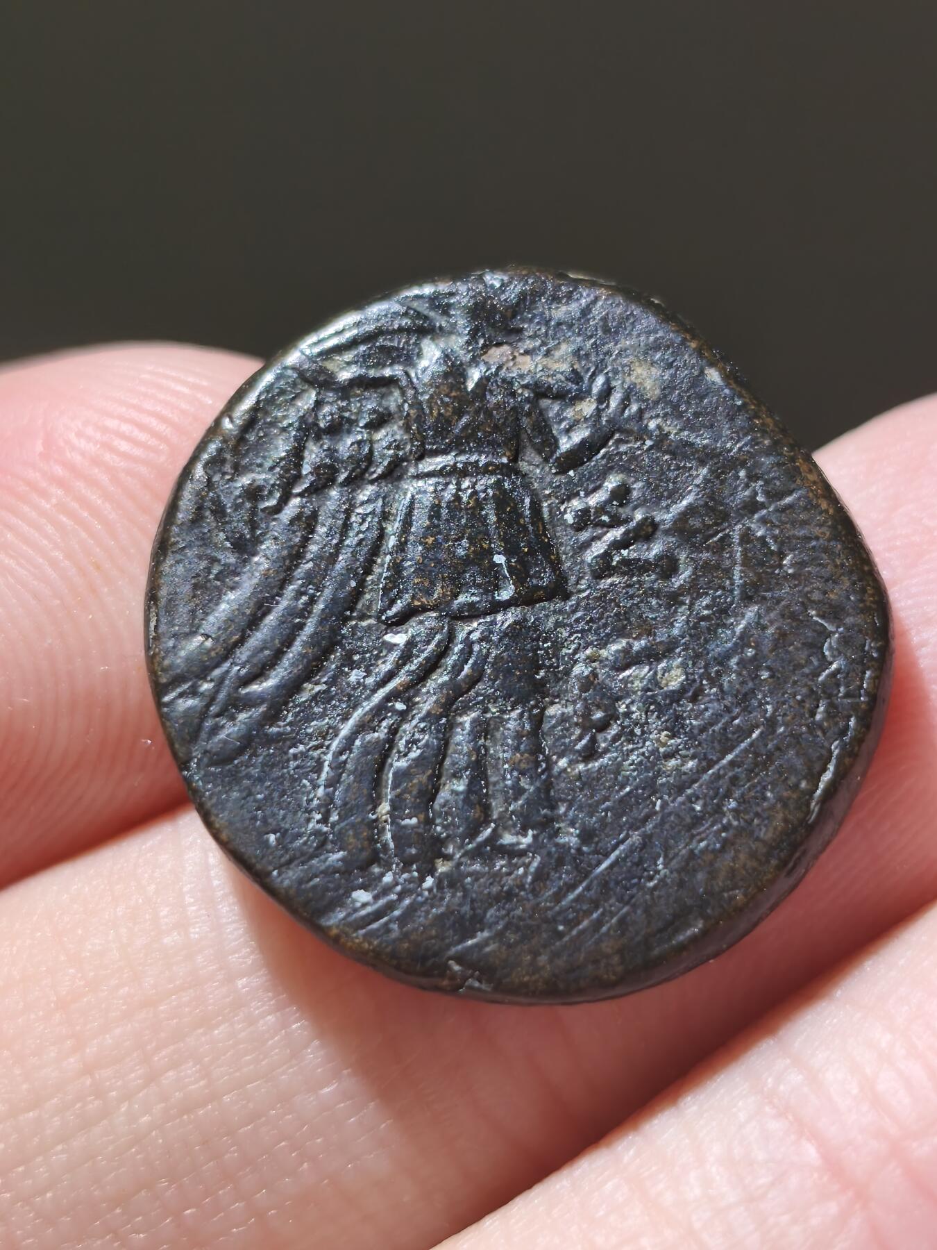 星盘世界钱币十二月二十七日古典币专场 希腊化-黑海南岸地区 本都王国美杜莎盾牌铜币 约前一世纪 正面其实是本地的一个特色神 背面是胜利女神 经典知名品种 适合做吊坠