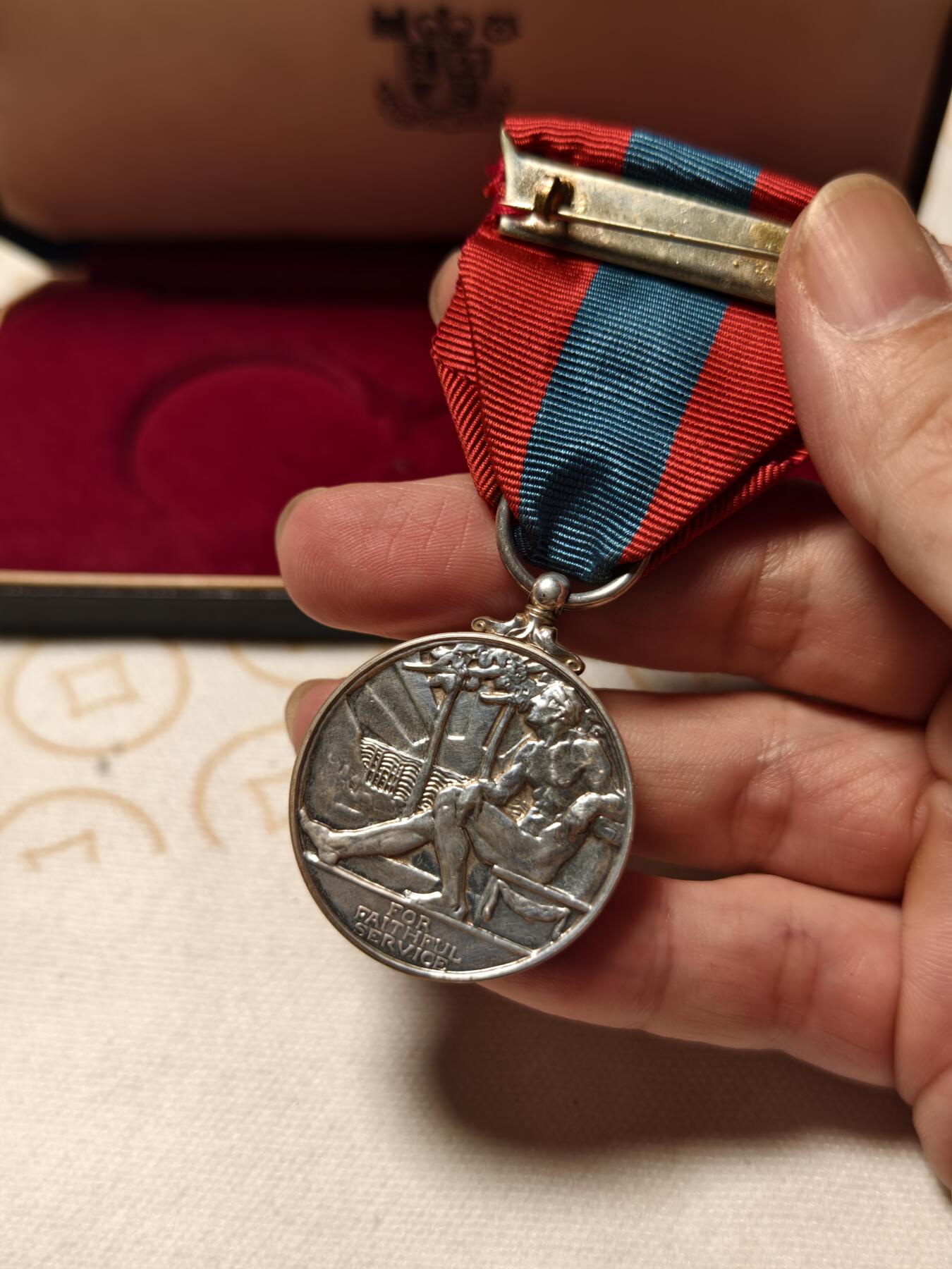 抚柳草堂-第三期章牌钱币 奖章勋章限时免佣 满百包邮 放漏专场 英国1974帝国服务奖章  银质原盒 实发极美品重30.4g