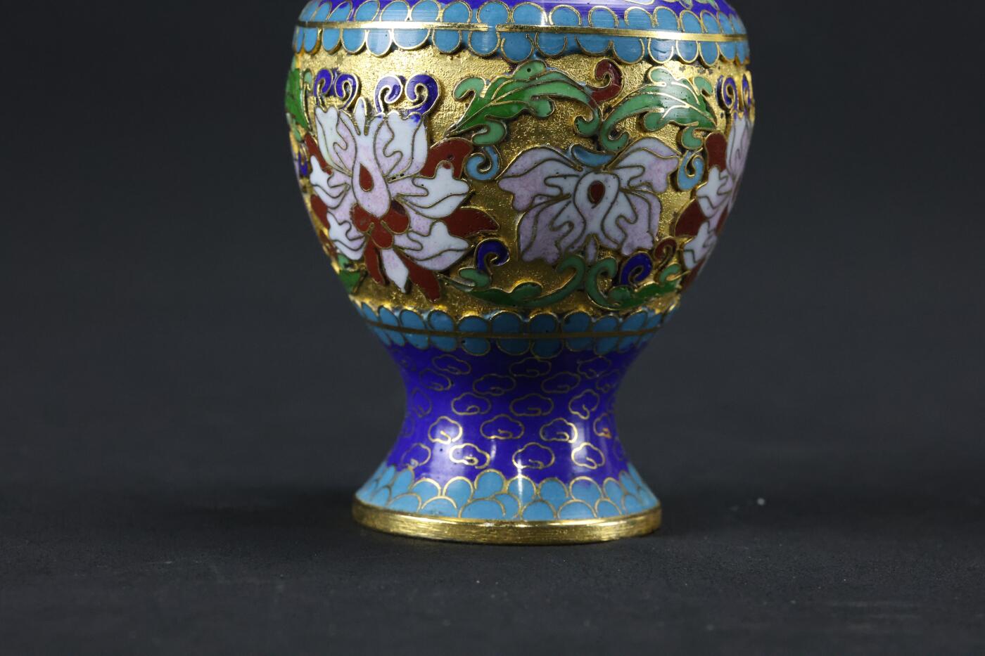 抚柳草堂-第三期章牌钱币 奖章勋章限时免佣 满百包邮 放漏专场 创汇时期景泰蓝掐丝珐琅花瓶一只，铜胎掐丝工艺，厚胎做工非常棒蓝地配花卉纹，工艺精细不是那种小薄片。高约12.5cm，肚径6.8cm重188g。自然老化痕迹，无明显残破