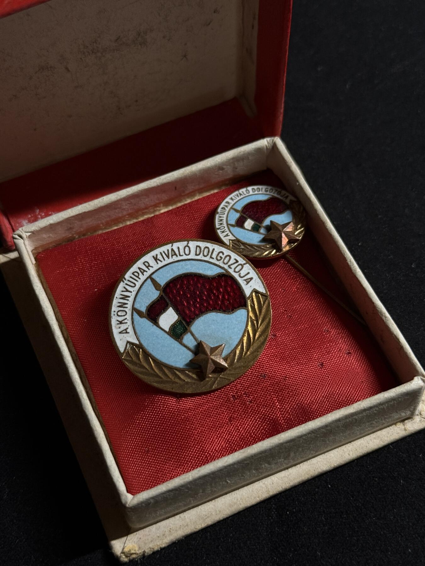 欢庆元旦！戎马世界章牌大赏第109期元旦大拍 匈牙利优秀轻工业劳动者证章