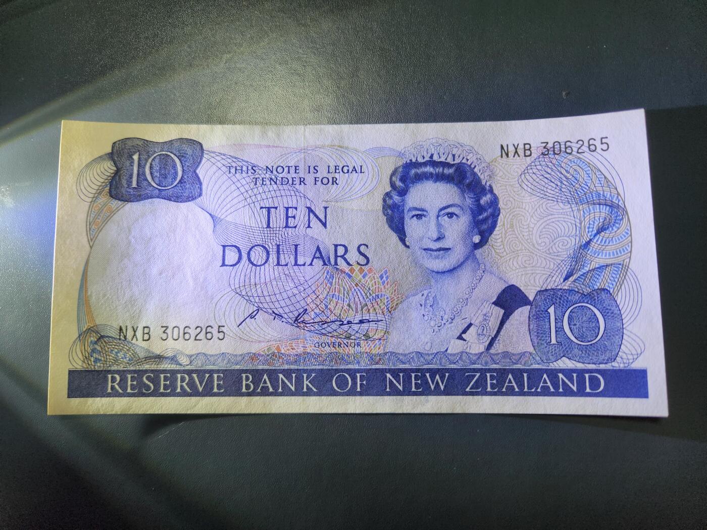 12月21号晚上8点 外国纸币自动截拍第75场 新西兰1985年版10元 ST签名 近新 签名稀少