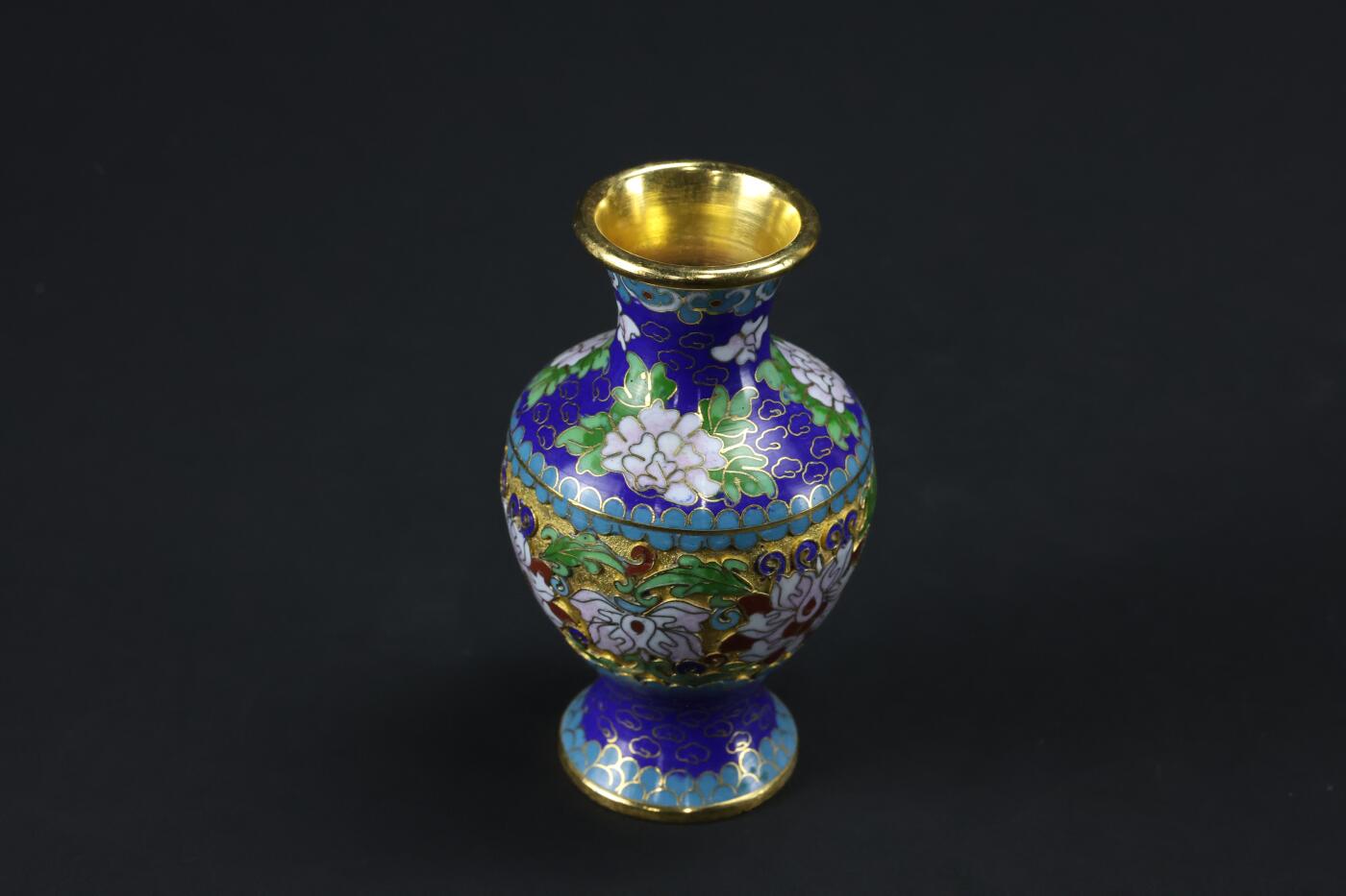 抚柳草堂-第三期章牌钱币 奖章勋章限时免佣 满百包邮 放漏专场 创汇时期景泰蓝掐丝珐琅花瓶一只，铜胎掐丝工艺，厚胎做工非常棒蓝地配花卉纹，工艺精细不是那种小薄片。高约12.5cm，肚径6.8cm重188g。自然老化痕迹，无明显残破