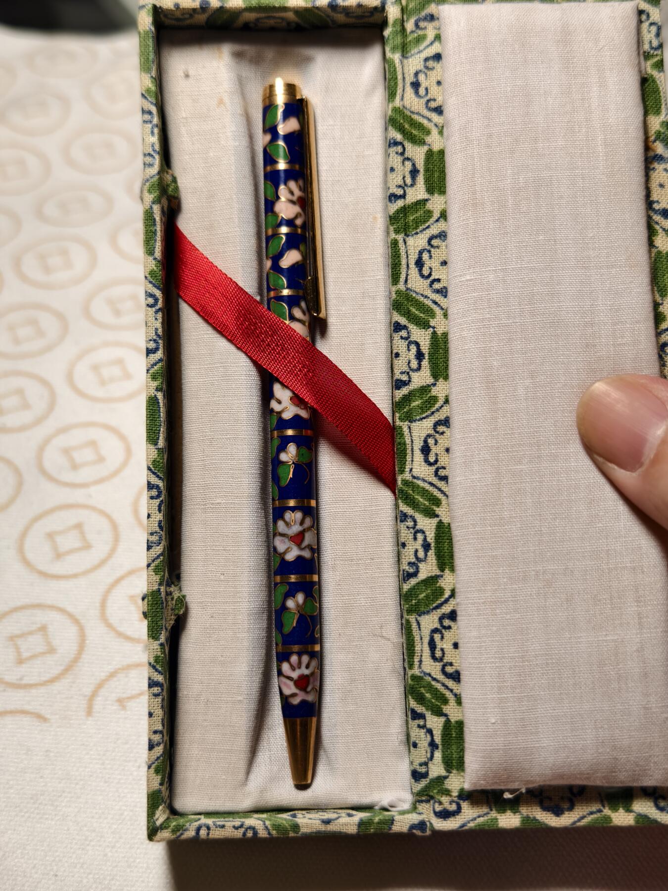 抚柳草堂-第三期章牌钱币 奖章勋章限时免佣 满百包邮 放漏专场 八十年代创汇时期景泰蓝老板笔 原盒好品少见花色 铜胎镀金掐丝珐琅纯手工工艺 笔芯已更换 可以正常书写