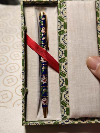 抚柳草堂-第三期章牌钱币 奖章勋章限时免佣 满百包邮 放漏专场 - 八十年代创汇时期景泰蓝老板笔 原盒好品少见花色 铜胎镀金掐丝珐琅纯手工工艺 笔芯已更换 可以正常书写