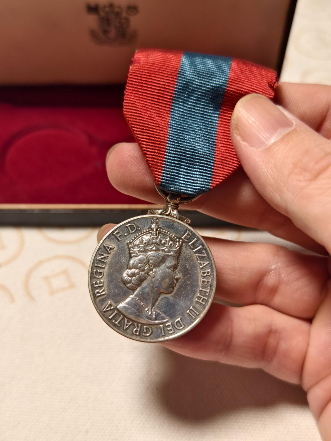 抚柳草堂-第三期章牌钱币 奖章勋章限时免佣 满百包邮 放漏专场 英国1974帝国服务奖章  银质原盒 实发极美品重30.4g