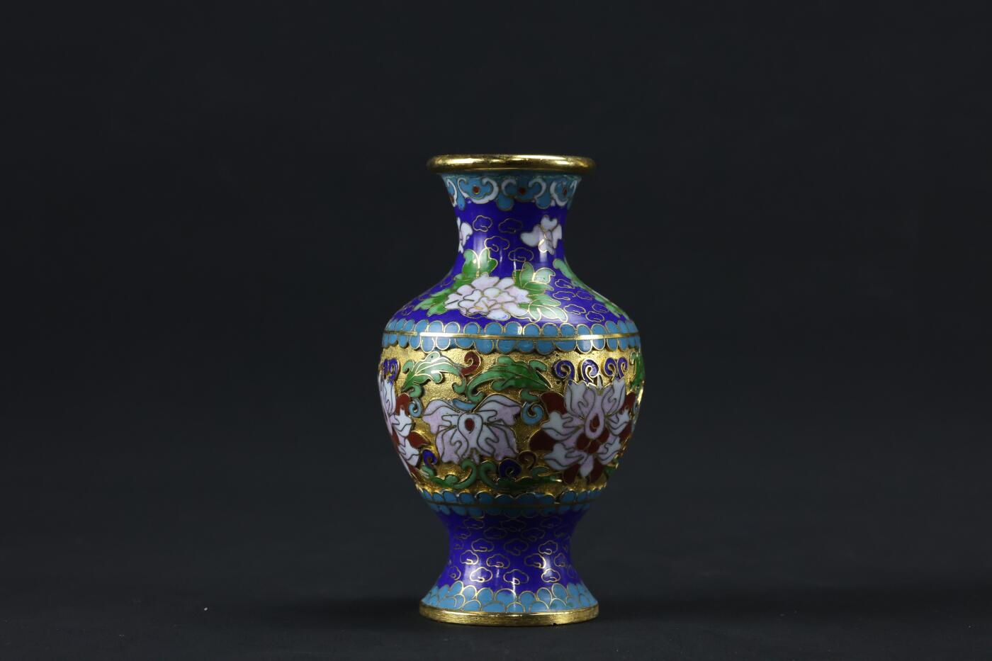 抚柳草堂-第三期章牌钱币 奖章勋章限时免佣 满百包邮 放漏专场 创汇时期景泰蓝掐丝珐琅花瓶一只，铜胎掐丝工艺，厚胎做工非常棒蓝地配花卉纹，工艺精细不是那种小薄片。高约12.5cm，肚径6.8cm重188g。自然老化痕迹，无明显残破