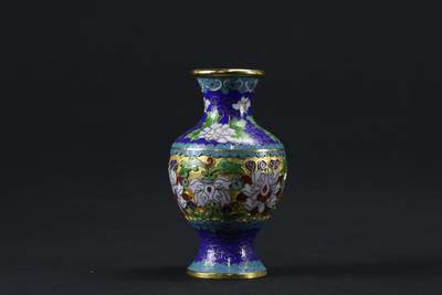 抚柳草堂-第三期章牌钱币 奖章勋章限时免佣 满百包邮 放漏专场 - 创汇时期景泰蓝掐丝珐琅花瓶一只，铜胎掐丝工艺，厚胎做工非常棒蓝地配花卉纹，工艺精细不是那种小薄片。高约12.5cm，肚径6.8cm重188g。自然老化痕迹，无明显残破