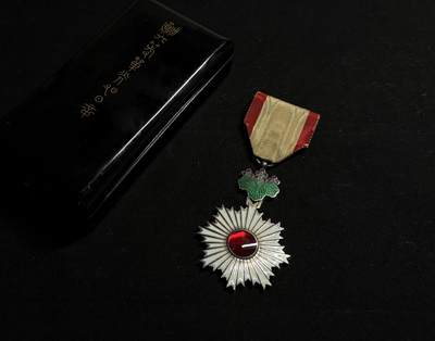 欢庆元旦！戎马世界章牌大赏第109期元旦大拍 - 勋六等旭日章，带盒，明治时期