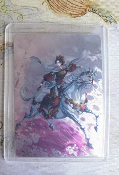 奇趣收藏卡牌拍卖第26场 - 山河潮玩  心染四大巾帼特卡，汐音 绘 扈三娘 光刻工艺1张，实物流光溢彩非常漂亮，全新覆膜卡夹卡膜保护