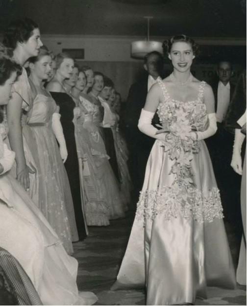 新西兰官方发行《伊丽莎白公主与玛格丽特公主》三角异形雕刻版