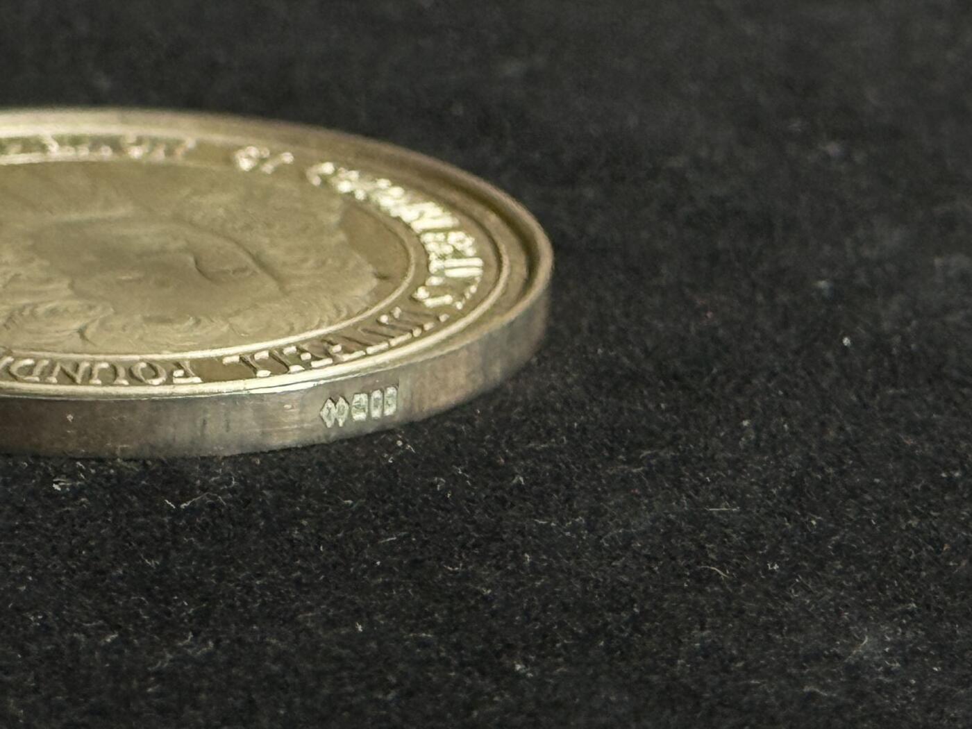 欢庆元旦！戎马世界章牌大赏第109期元旦大拍 英国陆军绿色霍华德团成立300周年纪念章，银制，重37g