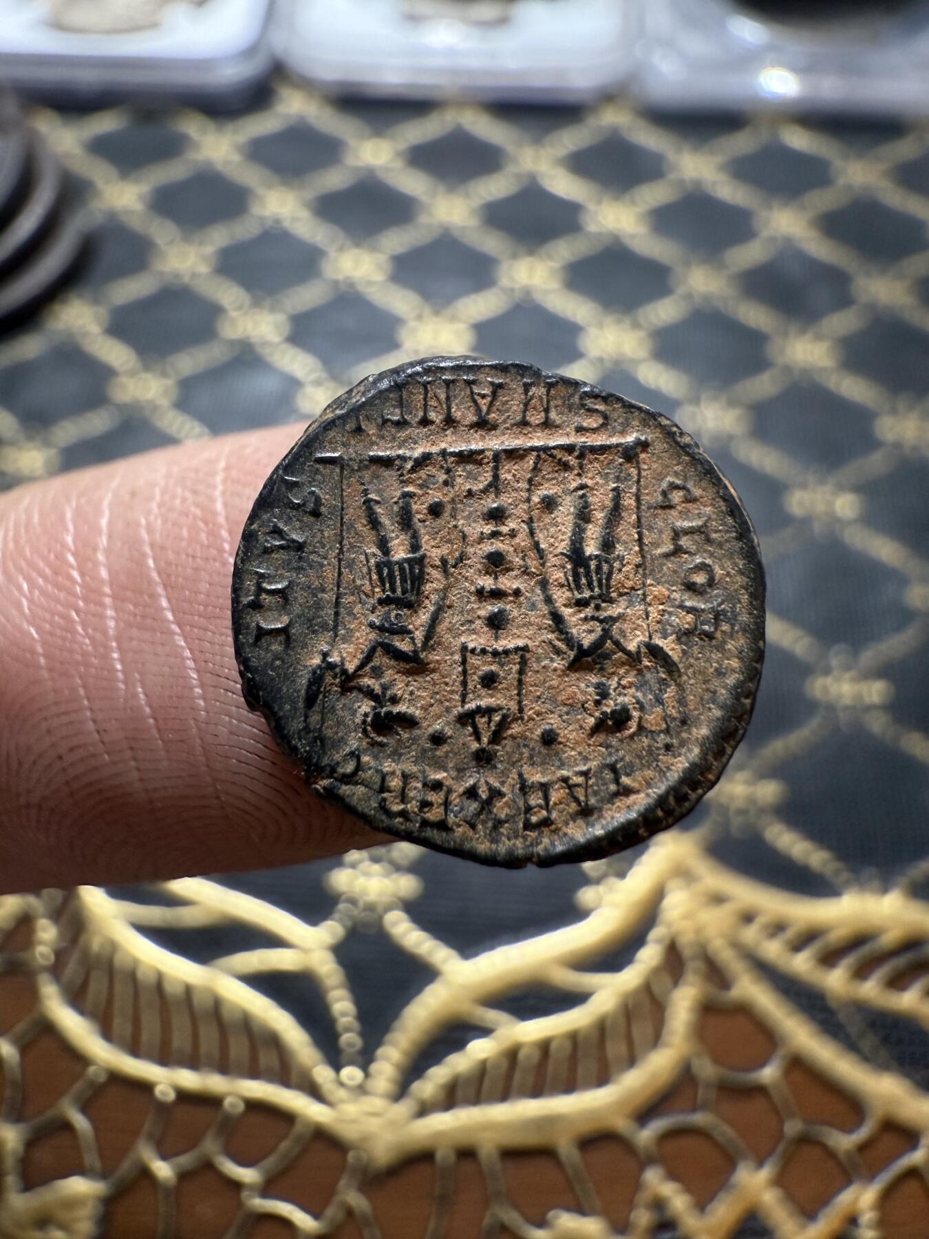 南宋泉阁俄币 外币 国币 专场第二十期 【送拍无额外佣金】 古罗马 公元337-340年 君士坦丁二世 士兵守护军旗铜币 背逆 个头偏大 细节还不错 好品