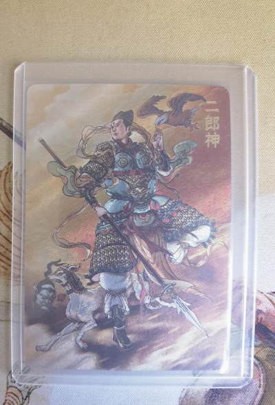 奇趣收藏卡牌拍卖第26场 - 【亲签卡】超吉梦 2025 天命封神 封神演义 特卡 李宇航绘二郎神  粗闪1张，全新覆膜卡夹卡膜保护
