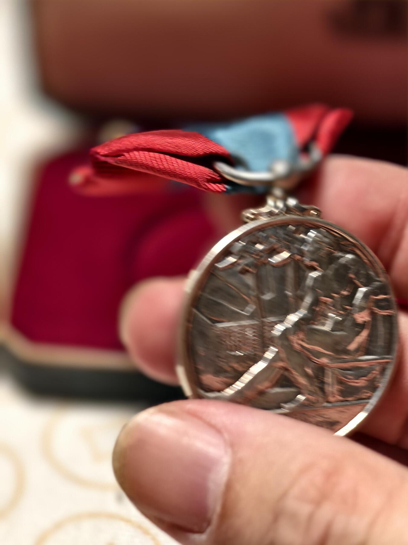 抚柳草堂-第三期章牌钱币 奖章勋章限时免佣 满百包邮 放漏专场 英国1974帝国服务奖章  银质原盒 实发极美品重30.4g