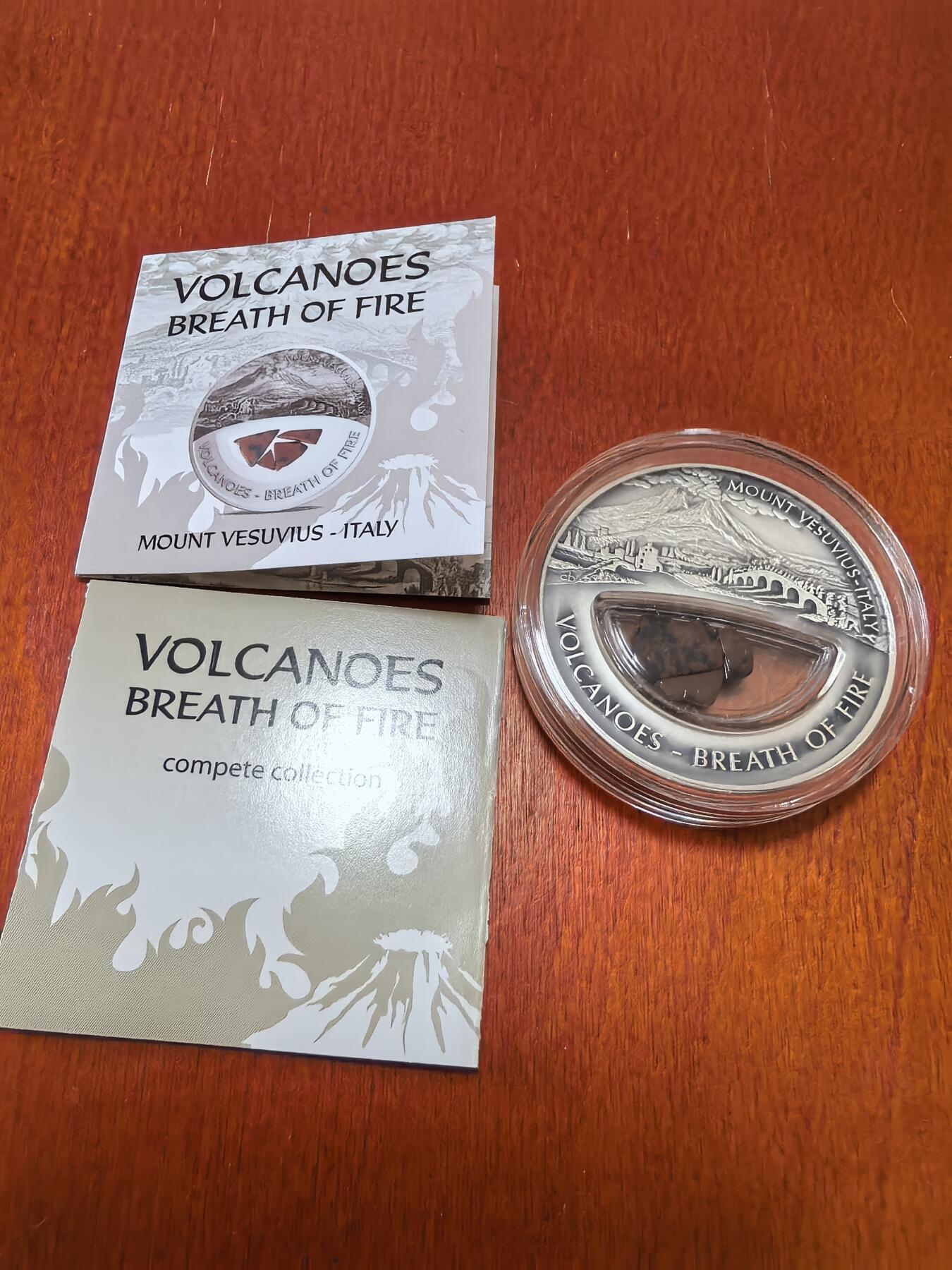 长老汇蛇年精选第八十五场拍卖 2013斐济火山之火系列之俄罗斯克罗诺斯基火山10元精制火山石填充银币，20克999银，盒证全，999枚