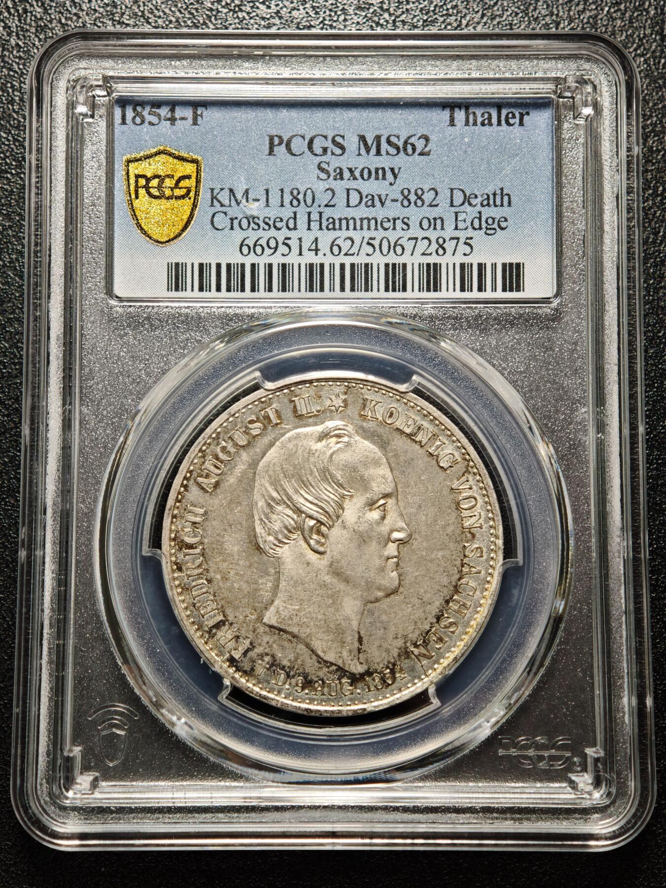 【德藏】世界币章拍卖第158期（拍品征集中~欢迎藏友联系） 1854年 德国萨克森弗里德里希·奥古斯特二世银婚纪念泰勒银币 PCGS MS62 少见品种 原味包浆 状态十足 1854年是弗里德里希·奥古斯特二世与奥地利的玛丽亚·安娜公主结婚25周年（银婚），作为萨克森王国的重要王室庆典，发行此币以纪念这一事件，同时彰显王室联姻的政治与家族意义