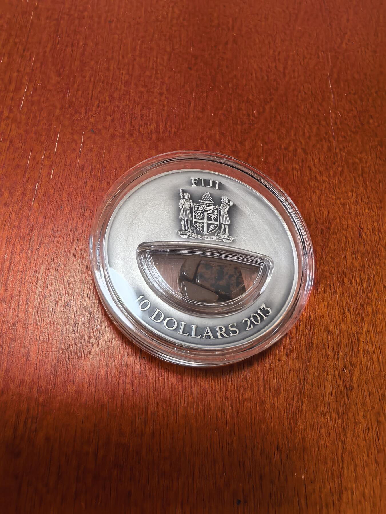 长老汇蛇年精选第八十五场拍卖 2013斐济火山之火系列之俄罗斯克罗诺斯基火山10元精制火山石填充银币，20克999银，盒证全，999枚