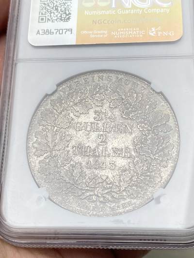 万国钱币拍卖第058期（万国新年大拍） NGC MS63 1843年法兰克福自由市鹰徽流通2泰勒 仅发行12万枚且流通充分 正面是象征法兰克福的雄鹰 背面橡叶结合面值 隔着盒子也能感受到其锋利打制的割手感 华丽淡彩转光 观感超越分数的顶级典藏品质