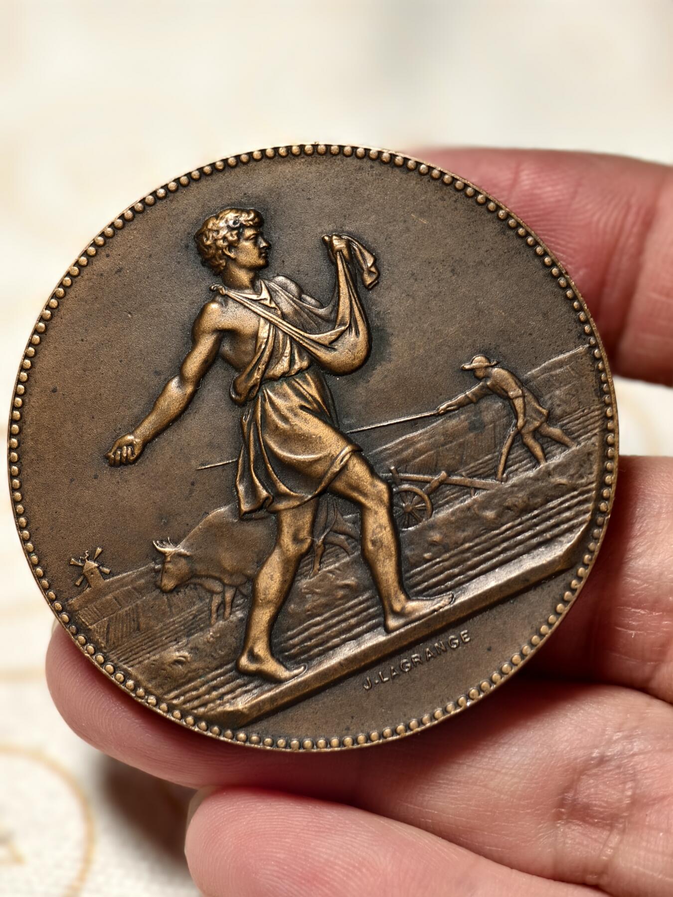 抚柳草堂-第三期章牌钱币 奖章勋章限时免佣 满百包邮 放漏专场 十九世纪末-二十世纪初法国农业部农业竞赛大铜章  播种者正反面浮雕都精美  大尺寸直径50mm 重量61.5g 品相非常好