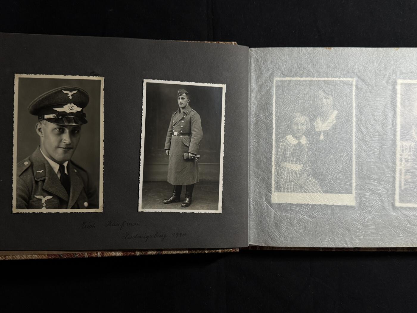 欢庆元旦！戎马世界章牌大赏第109期元旦大拍 铭记历史！德国二战老兵相册，照片约150张，记录了一个德国家庭的生活，包括婚姻、家庭、战争与城市废墟等内容，战前及法国战役相关照片（包括跨过马恩河）