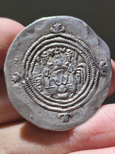 美品 萨珊王朝 库斯老二世 一德拉克马银币 少见流动厂（行军厂）打制，纪年23，此厂较一般厂数量少见，币坯偏厚