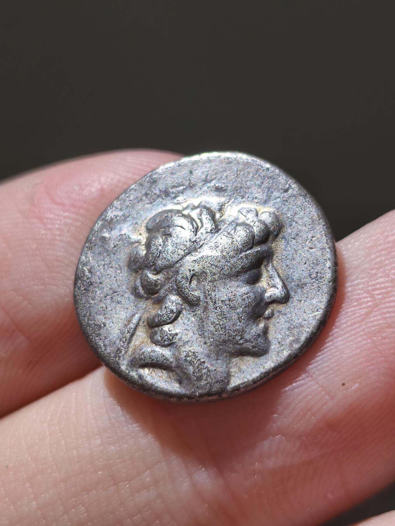 星盘世界钱币十二月二十七日古典币专场 少见！希腊化-卡帕多西亚 阿里阿拉特斯7世1德拉克马银币 底下写有希腊数字EI 15可能第15年发行 背面融合了本地的雅典娜女神站像