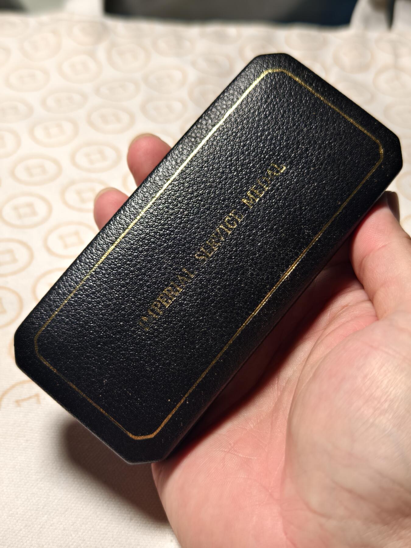 抚柳草堂-第三期章牌钱币 奖章勋章限时免佣 满百包邮 放漏专场 英国1974帝国服务奖章  银质原盒 实发极美品重30.4g