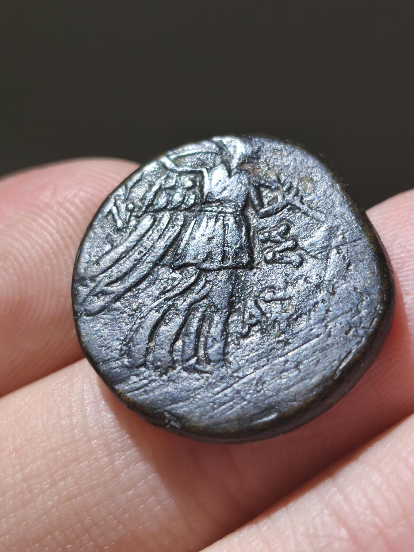 星盘世界钱币十二月二十七日古典币专场 希腊化-黑海南岸地区 本都王国美杜莎盾牌铜币 约前一世纪 正面其实是本地的一个特色神 背面是胜利女神 经典知名品种 适合做吊坠